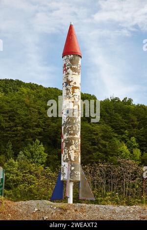 Vintage Rocket Model in Green Park - Weathered Space Exhibition Stockfoto