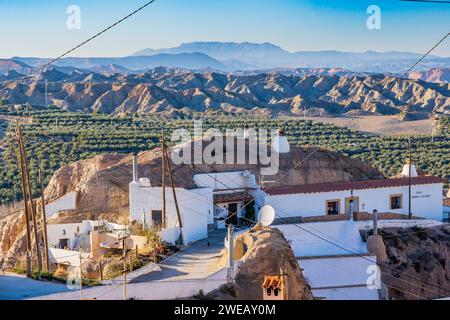 In den Felsen gehauene Häuser in Bacor (Spanien) Stockfoto