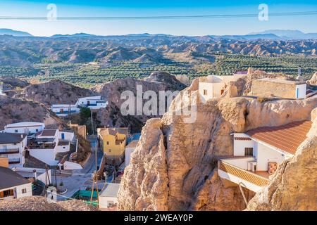 In den Felsen gehauene Häuser in Bacor (Spanien) Stockfoto