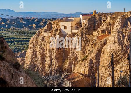 In den Felsen gehauene Häuser in Bacor (Spanien) Stockfoto