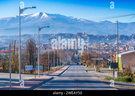 Blick auf die spanische Stadt Guadix, mit der Sierra Nevada im Hintergrund Stockfoto