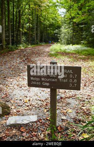 Jakes Creek Trail Schild mit Autumn Forest Path in den Smoky Mountains Stockfoto