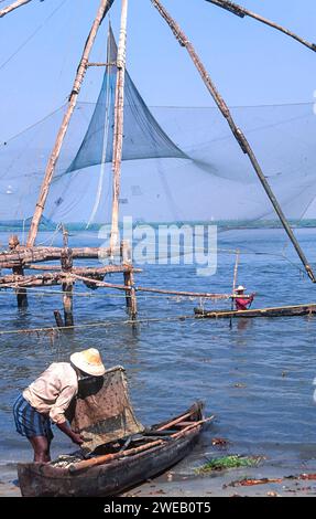 Kochi oder Cochin India Blick auf die chinesischen Fischernetze und Fischer mit traditionellen Holzkanus oder Booten Stockfoto