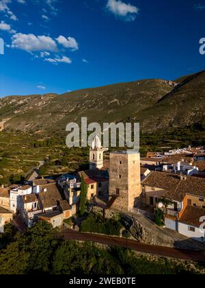 Luftaufnahme des Dorfes Almudaina mit seiner Kirche und dem berühmten mittelalterlichen Turm, Alicante, Costa Blanca, Spanien - Stockfoto Stockfoto