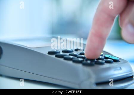 PIN-Code der Fingerräder am POS-Terminal. Zahlung am POS-Terminal. Nahaufnahme Stockfoto