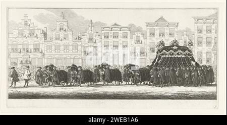 Hofdienaren begleiten die Leiche von Anna van Hannover in der Leiche in Delft, 1759, Simon Fokke, nachdem Paul Constantijn La Fargue, 1759–1761 den Leichenwagen mit dem Sarg drucken ließ. Teil einer Serie von 16 Platten in Radierdruck der Leiche der Prinzessin Anna van Hannover, die am 23. Februar 1759 in Delft begraben wurde. Amsterdamer Papierätzkortege, Trauerprozession Delft Stockfoto