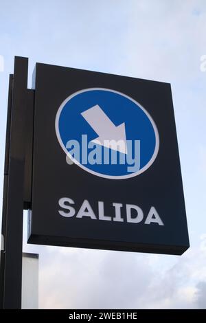 Nahaufnahme eines blauen Schildes, das den Ausgang eines Parkplatzes in einem Supermarkt anzeigt und auf einem Hochmast mit dem Himmel im Hintergrund platziert wird Stockfoto