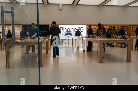 Kunden und Browser im Apple Store im World Trade Center von New York am Mittwoch, 17. Januar 2024. (© Richard B. Levine) Stockfoto