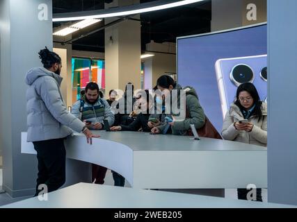 Besucher des Samsung Galaxy Open Market am Herald Square in New York bewundern das Samsung Galaxy S24 Ultra Smartphone am Samstag, den 20. Januar 2024. Das neue Smartphone verfügt über KI-basierte Tools. (© Richard B. Levine) Stockfoto