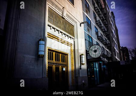 Eintritt zum neogotischen Bürogebäude der Eighth Avenue 80 im Winterlicht in Chelsea in New York am Montag, 22. Januar 2024. Das Gebäude von 1929 war ursprünglich das Banker’s Trust Company Building. (© Richard B. Levine) Fassade Stockfoto