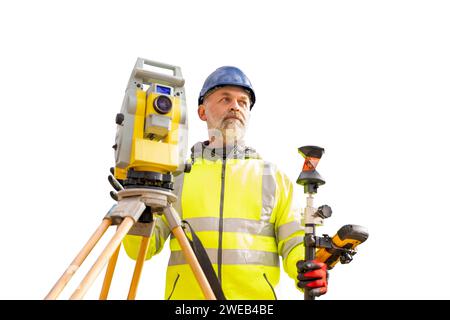 Isolierter Surveyor Bauingenieur mit Theodolit-Gesamtstation auf weißem Hintergrund Stockfoto