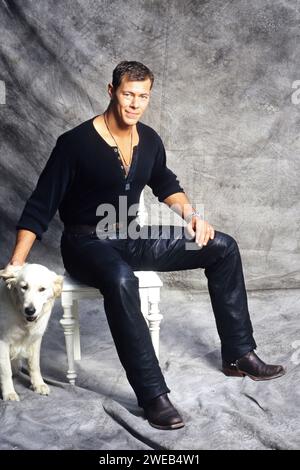 Sven Martinek, deutscher Schauspieler, bei einem Persönlichkeitsfoto mit Hund zu Gast im Fotostudio, Deutschland um 1997. Stockfoto