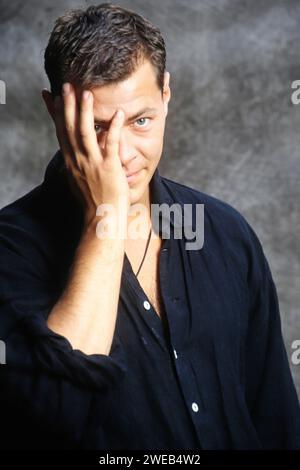 Sven Martinek, deutscher Schauspieler, bei einem Persönlichkeitsfoto zu Gast im Fotostudio, Deutschland um 1997. Stockfoto