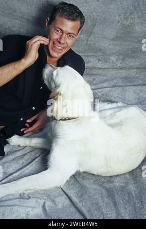 Sven Martinek, deutscher Schauspieler, bei einem Persönlichkeitsfoto mit Hund zu Gast im Fotostudio, Deutschland um 1997. Stockfoto