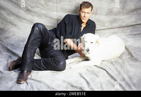 Sven Martinek, deutscher Schauspieler, bei einem Persönlichkeitsfoto mit Hund zu Gast im Fotostudio, Deutschland um 1997. Stockfoto