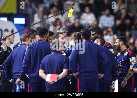 Köln, Deutschland. Januar 2024. KÖLN, DEUTSCHLAND - 24. JANUAR: Frankreichs Cheftrainer Guillaume Gille spricht mit seinen Spielern während des EHF Euro 2024 Hauptspiels der Männer in der Lanxess Arena am 24. Januar 2024 in Köln. Foto: Sanjin Strukic/PIXSELL Credit: Pixsell/Alamy Live News Stockfoto