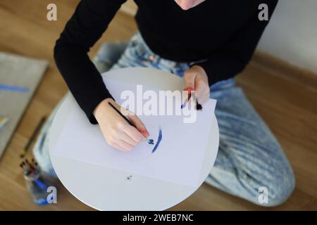 Mädchen beginnt mit dem Zeichnen von Hobby und Bildung Stockfoto