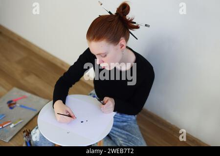 Mädchen beginnt mit dem Zeichnen von Hobby und Bildung Stockfoto
