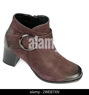 Elegantes Outfit. Stylischer Stiefel aus Wildleder isoliert auf weißem Hintergrund. Stadtleben. Damenmode. Stockfoto