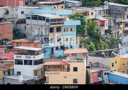 Überfüllte Wohnwohnungen am Hang in Guayaquil, der zweiten Stadt Ecuadors, Südamerika Stockfoto