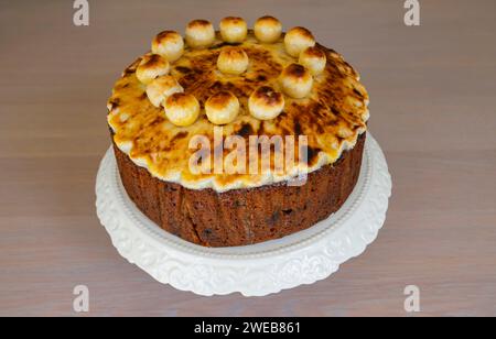 Saisonale Leckerbissen: Ein traditioneller hausgemachter runder simnel-Kuchen - Obstkuchen mit geröstetem Marzipanbelag, dekoriert mit runden Marzipanbällchen Stockfoto