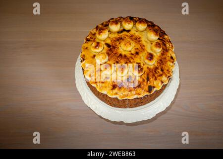 Saisonale Leckerbissen: Ein traditioneller hausgemachter runder simnel-Kuchen - Obstkuchen mit geröstetem Marzipanbelag, dekoriert mit runden Marzipanbällchen Stockfoto