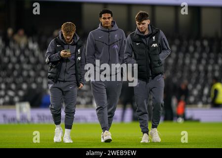 Liverpool's Harvey Elliott (links), Jarell Quansah (Mitte) und Conor Bradley vor dem Halbfinalspiel im Carabao Cup in Craven Cottage, London. Bilddatum: Mittwoch, 24. Januar 2024. Stockfoto