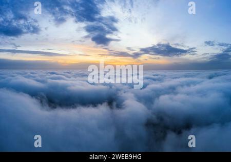Wunderschöner Morgenhimmel über Wolken hoch. Luftwolkenfotografie. Stockfoto