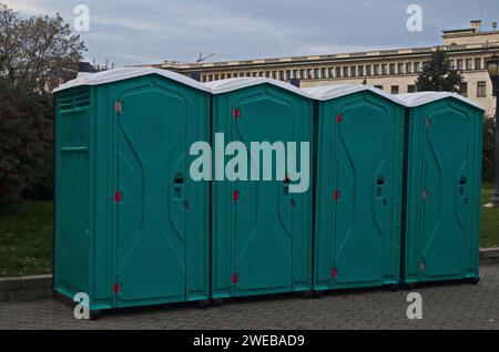 Eine Reihe von tragbaren chemischen Außentoiletten im Park, Sofia, Bulgarien Stockfoto