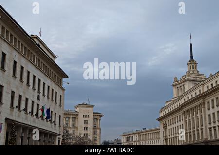 Blick auf die Gebäude des bulgarischen Parlaments, des Vorsitzes, der Nationalbank und eines Teils des Ministerrates in Sofia, Bulgarien Stockfoto