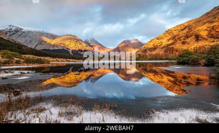 Wunderschönes Licht in den Bergen von Lochan URR Glen Etive Stockfoto