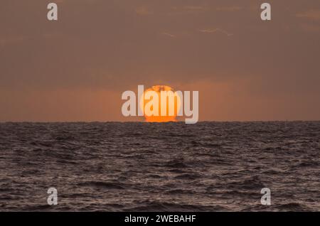 Wunderschöner Sonnenuntergang am Strand von Ramirez in Montevideo, Uruguay. Stockfoto