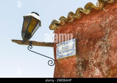 Berühmte Straße in der Stadt Colonia del sacramento, genannt Calle de los Suspiros (Straße der Seufzer). Stockfoto