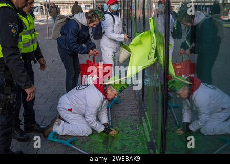 Amsterdam, Nordholland, Niederlande. Januar 2024. Klimaaktivisten färben die Vorderfenster von Dyas' Hauptquartier grün. Am 24. Januar 2024 protestierten Klimaaktivisten gegen Tiefseebohrungen durch One Dyas am Hauptsitz des Unternehmens in Amsterdam. Morgen, am 25. Januar, wird ein Dyas wegen seines Genehmigungsantrags zur Erkundung und Bohrung in der Nordsee vor Gericht stehen. (Kreditbild: © James Petermeier/ZUMA Press Wire) NUR REDAKTIONELLE VERWENDUNG! Nicht für kommerzielle ZWECKE! Stockfoto