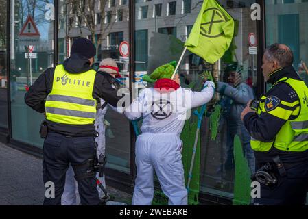 Amsterdam, Nordholland, Niederlande. Januar 2024. Klimaaktivisten färben die Vorderfenster von Dyas' Hauptquartier grün. Am 24. Januar 2024 protestierten Klimaaktivisten gegen Tiefseebohrungen durch One Dyas am Hauptsitz des Unternehmens in Amsterdam. Morgen, am 25. Januar, wird ein Dyas wegen seines Genehmigungsantrags zur Erkundung und Bohrung in der Nordsee vor Gericht stehen. (Kreditbild: © James Petermeier/ZUMA Press Wire) NUR REDAKTIONELLE VERWENDUNG! Nicht für kommerzielle ZWECKE! Stockfoto