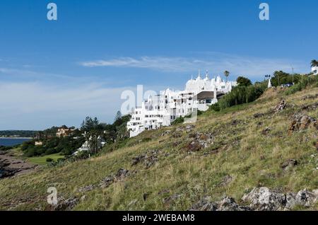 Blick vom berühmten Casapueblo, den weiß getünchten Zement- und Stuckgebäuden in der Nähe der Stadt Punta Del Este. Dies ist ein Hotel und eine Galerie Kunst wo Stockfoto