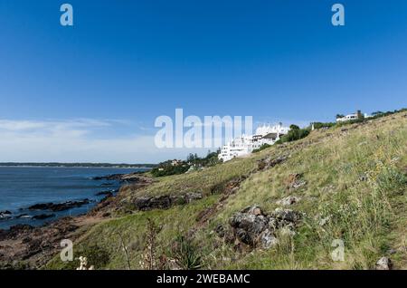 Blick vom berühmten Casapueblo, den weiß getünchten Zement- und Stuckgebäuden in der Nähe der Stadt Punta Del Este. Dies ist ein Hotel und eine Galerie Kunst wo Stockfoto