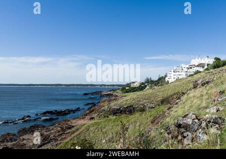 Blick vom berühmten Casapueblo, den weiß getünchten Zement- und Stuckgebäuden in der Nähe der Stadt Punta Del Este. Dies ist ein Hotel und eine Galerie Kunst wo Stockfoto