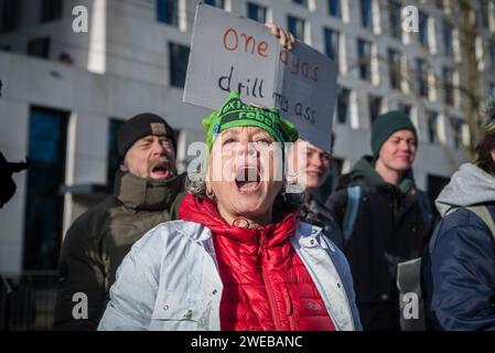 Amsterdam, Nordholland, Niederlande. Januar 2024. Ein Klimaaktivist schreit klimafeindliche Gesänge. Am 24. Januar 2024 protestierten Klimaaktivisten gegen Tiefseebohrungen durch One Dyas am Hauptsitz des Unternehmens in Amsterdam. Morgen, am 25. Januar, wird ein Dyas wegen seines Genehmigungsantrags zur Erkundung und Bohrung in der Nordsee vor Gericht stehen. (Kreditbild: © James Petermeier/ZUMA Press Wire) NUR REDAKTIONELLE VERWENDUNG! Nicht für kommerzielle ZWECKE! Stockfoto