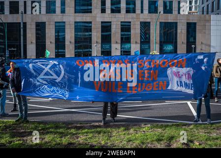 Amsterdam, Nordholland, Niederlande. Januar 2024. Am 24. Januar 2024 protestierten Klimaaktivisten gegen Tiefseebohrungen durch One Dyas am Hauptsitz des Unternehmens in Amsterdam. Morgen, am 25. Januar, wird ein Dyas wegen seines Genehmigungsantrags zur Erkundung und Bohrung in der Nordsee vor Gericht stehen. (Kreditbild: © James Petermeier/ZUMA Press Wire) NUR REDAKTIONELLE VERWENDUNG! Nicht für kommerzielle ZWECKE! Stockfoto