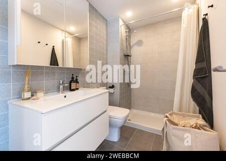 Ein kleines Gästebad mit Dusche im Ferienhaus. Stockfoto