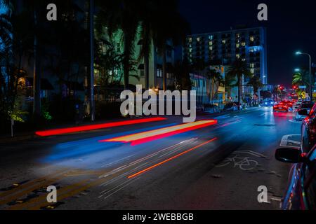 Wunderschöner Nachtanblick auf die Stadtlandschaft mit atemberaubenden, verschwommenen Lichtspuren von Autos am Miami Beach. USA. Stockfoto