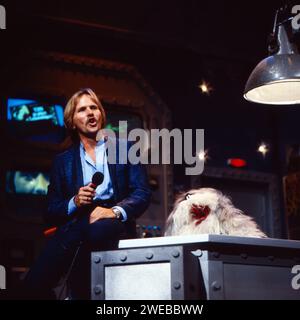 Frank Zander, deutscher Schlager- und Deutschpop-Musiker, Moderator und Schauspieler, mit Hund Herr Feldmann in der Musiksendung 'Vorsicht Musik!', Deutschland 1982. Stockfoto