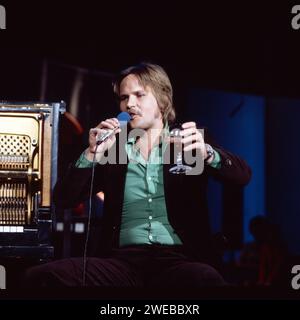 Frank Zander, deutscher Schlager- und Deutschpop-Musiker, Moderator und Schauspieler, singt seinen Hit 'Ich trink' auf dein Wohl Marie', Deutschland 1975. Stockfoto