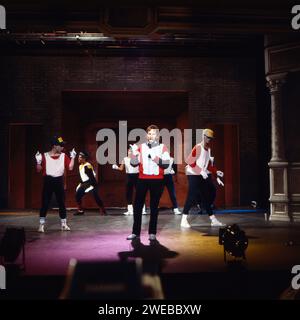 Frank Zander, deutscher Schlager- und Deutschpop-Musiker, Moderator und Schauspieler, bei einem Auftritt mit Breakdance Gruppe, Deutschland um 1982. Stockfoto