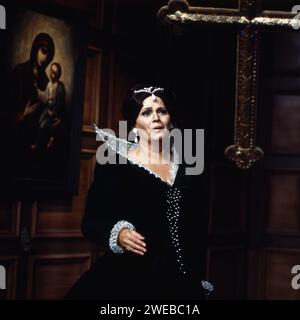 Erkennen Sie die Melodie, ZDF Quizsendung, Kandidaten raten Lieder und Melodien aus Oper, Operette und Musical, 1974, im Bild: Opernsängerin Carol Smith als musikalischer Gast, hier in einer Szene aus Don Carlos. Stockfoto