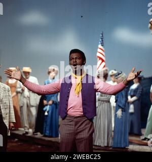 Erkennen Sie die Melodie, ZDF Quizsendung, Kandidaten raten Lieder und Melodien aus Oper, Operette und Musical, 1974, im Bild: Sänger John Swift als musikalischer Gast, Szene aus dem Musical Showboat Stockfoto