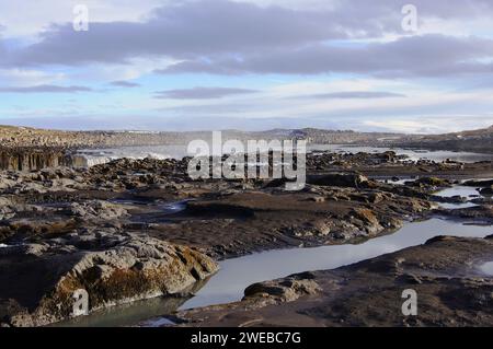 Selfoss Wasserfall am Fluss Jokulsa a Fjollum - 11 m hoch und 100 m breit, Nordisland Stockfoto