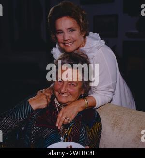 Zuhause bei Schauspielerin Maria Schell, Bild: Maria Schell mit Ihrer Mutter Margarethe von Noe, 1987. Zu Hause mit der Schauspielerin Maria Schell, Foto: Maria Schell mit Mutter Margarethe von Noe, 1987. Stockfoto