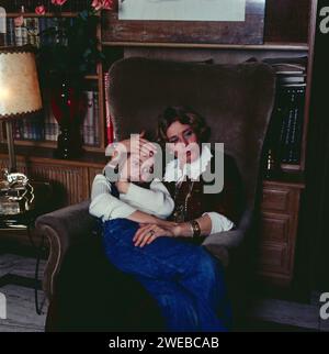 Schauspielerin Maria Schell mit Tochter Marie Theres Relin, zuhause in ihrem Wohnzimmer, um 1976. Schauspielerin Maria Schell mit Tochter Marie Theres Relin zu Hause in ihrem Wohnzimmer, um 1976. Stockfoto